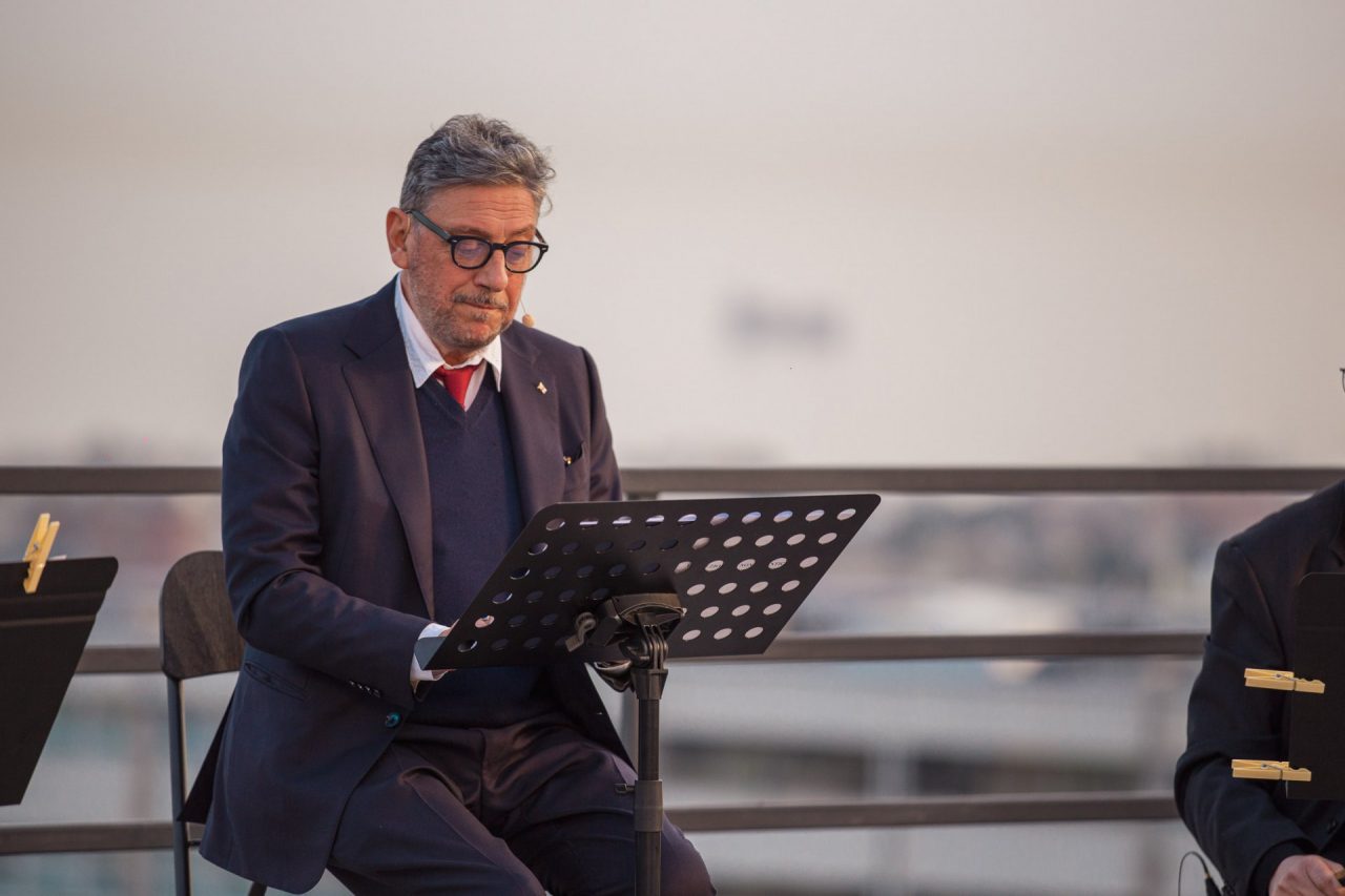 Sergio Castellitto celebra il lavoro degli operatori sanitari e ricorda le vittime del covid