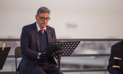 Sergio Castellitto celebra il lavoro degli operatori sanitari e ricorda le vittime del covid