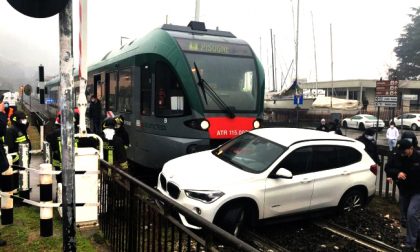 Suv investito dal treno al passaggio a livello: “Il semaforo non si vede!”