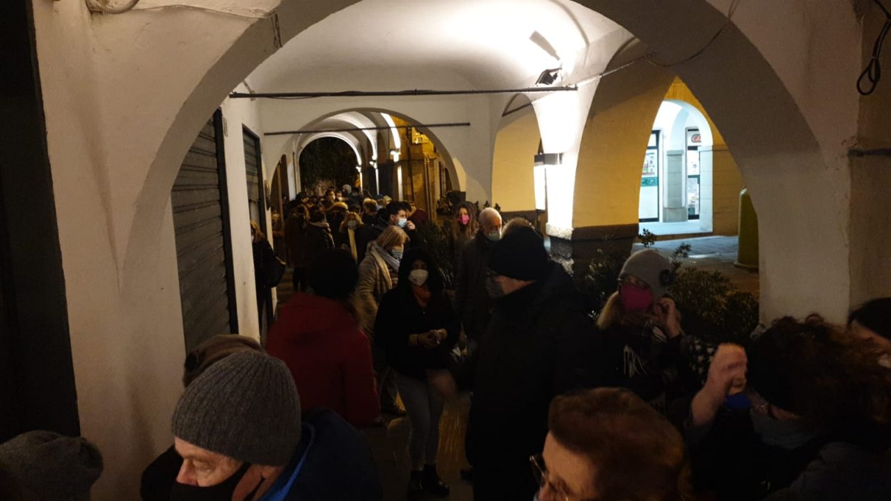 Calamari a 1 euro, la protesta della Cantina Reggiana a Chiavari attrae centinaia di persone