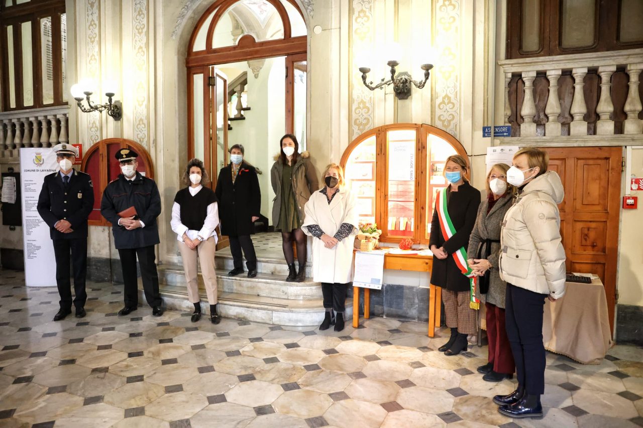 Taglio del nastro per la bacheca SOS Donna