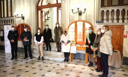 Taglio del nastro per la bacheca SOS Donna