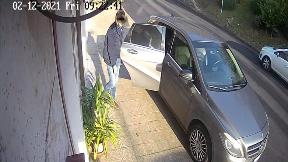 Scende dalla Mercedes e ruba una pianta: ma la telecamera lo incastra