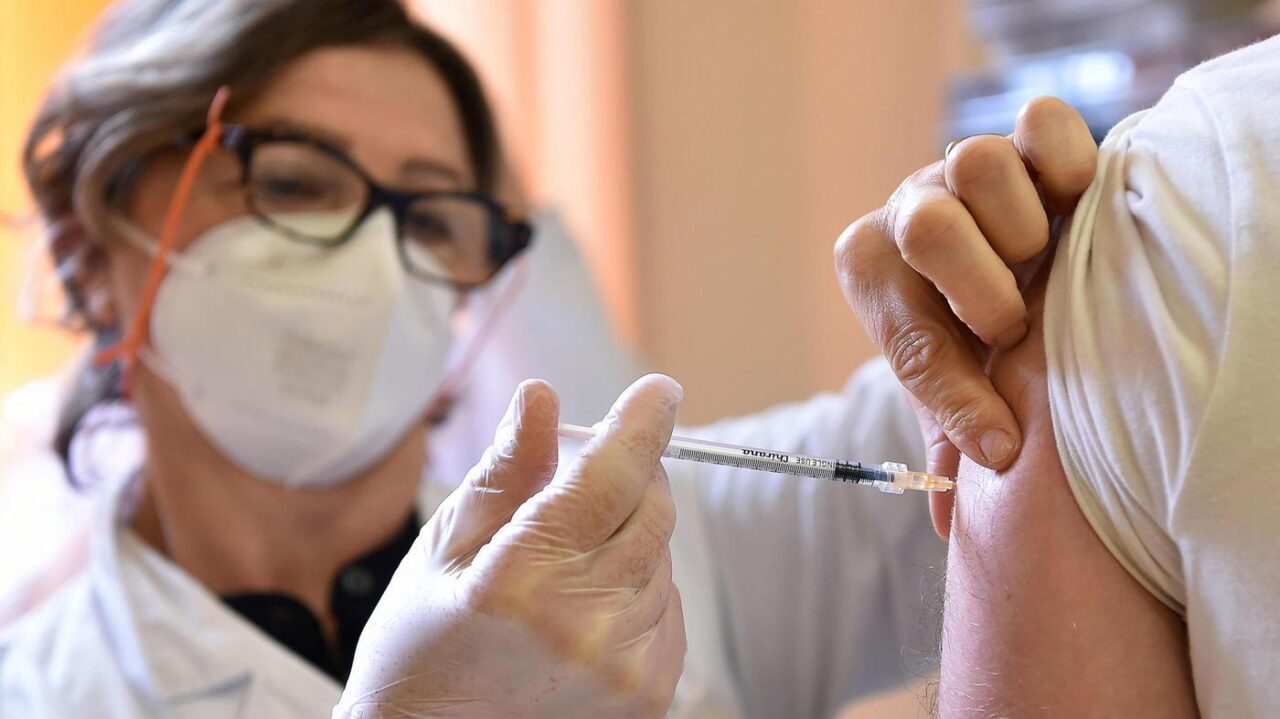 Boom di prime dosi e tamponi nelle ultime 24 ore in Liguria