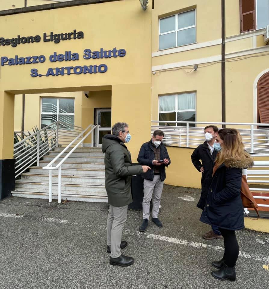 Vaccini, da domani la seconda dose agli over 80