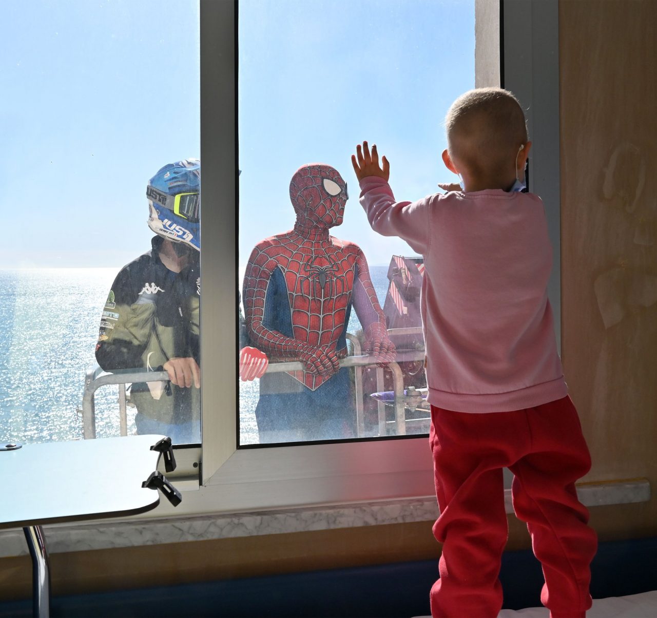 Motociclisti e Spiderman in visita al Gaslini
