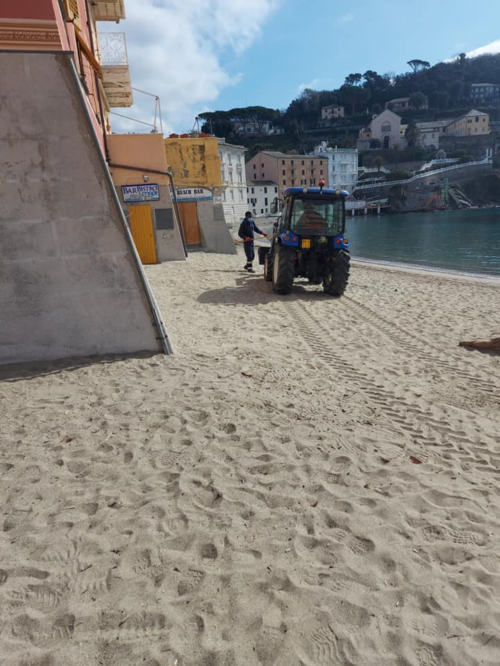Pulizia delle spiagge Sestri