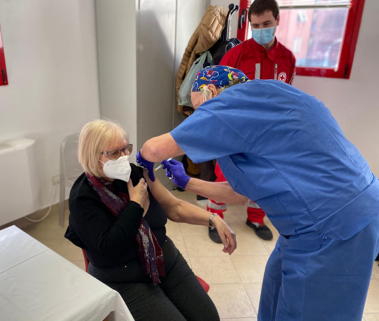 Maria Luisa, la prima vaccinata nella sede della Cri di Cogorno