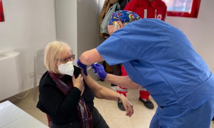 Maria Luisa, la prima vaccinata nella sede della Cri di Cogorno