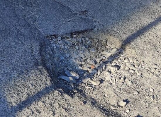 Conti: “Buche nell’asfalto della strada interna all’ospedale”