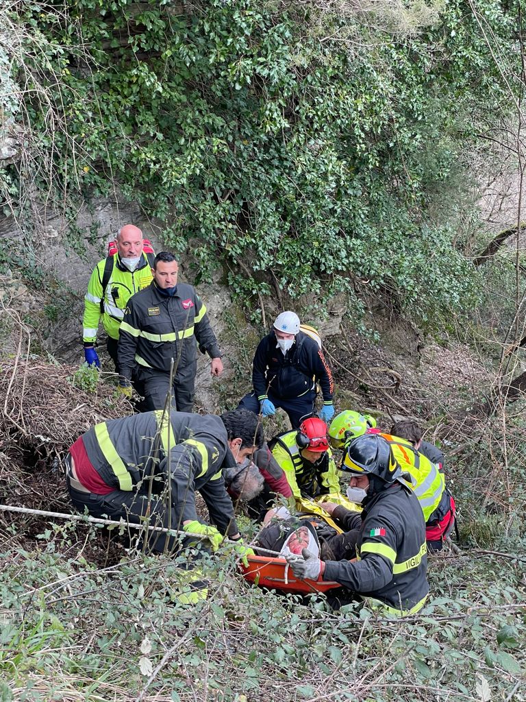 Si ribalta con l’escavatore, grave incidente a Borzonasca