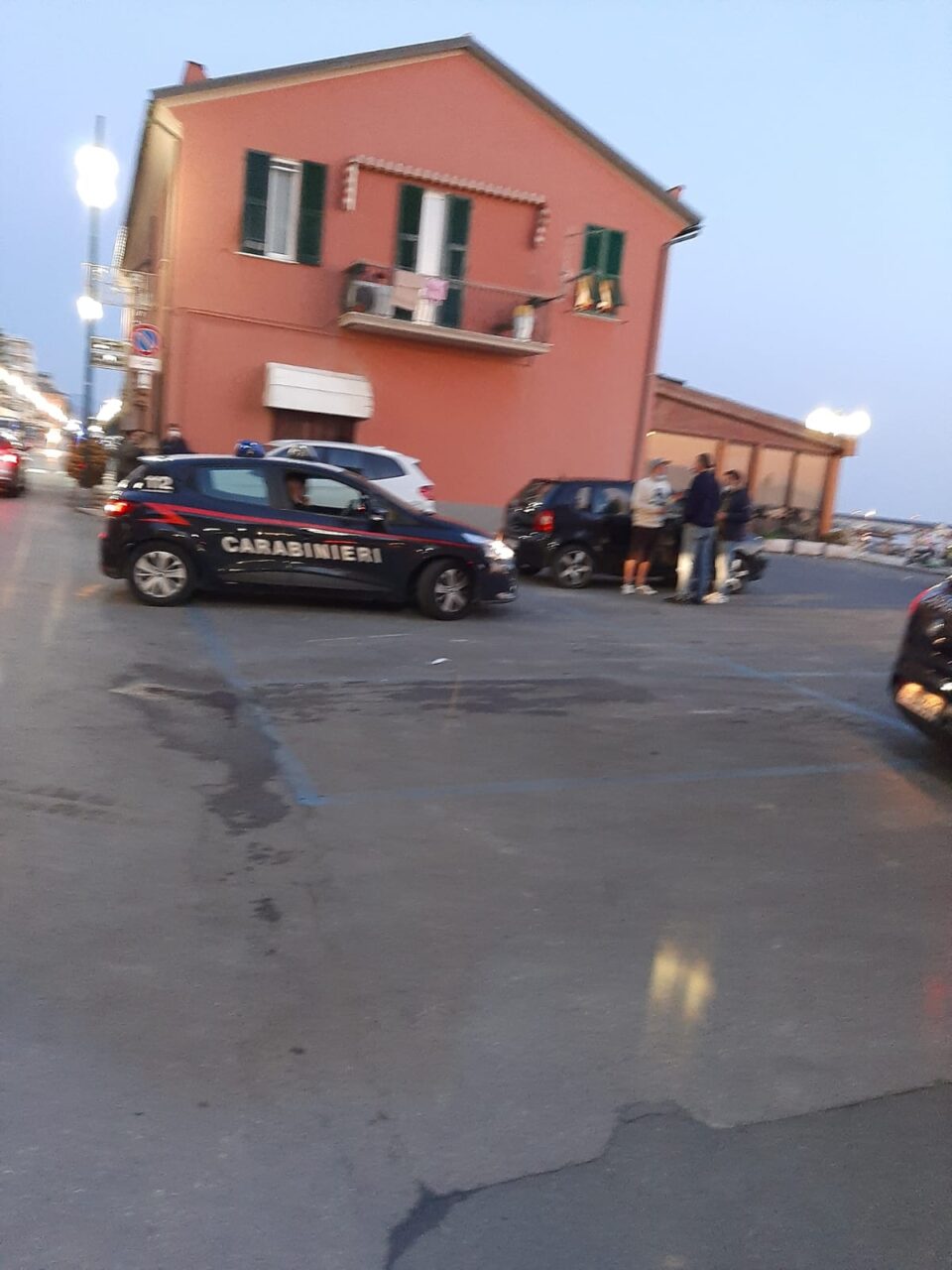 Molesta alcune ragazze sul lungomare e tira fuori un coltello, intervengono i carabinieri