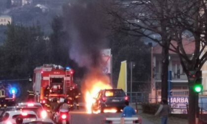 Auto a fuoco in viale Kasman