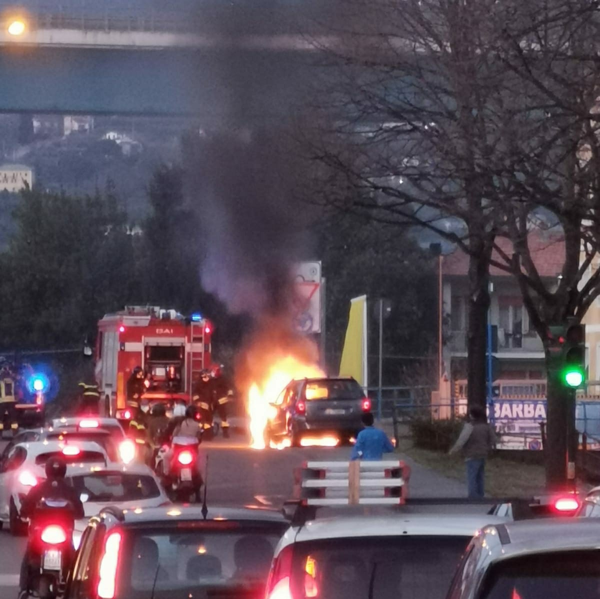 Auto a fuoco in viale Kasman