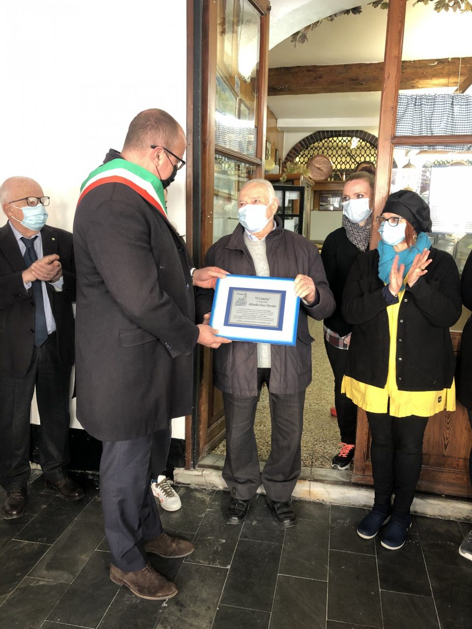 Premiato dall’associazione “O Castello” il titolare della storica osteria “da Vittorio”