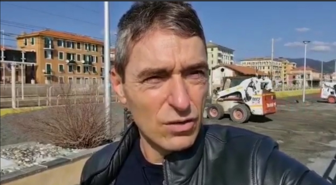 Iniziati i lavori di rimozione della sabbia in passeggiata mare a Lavagna