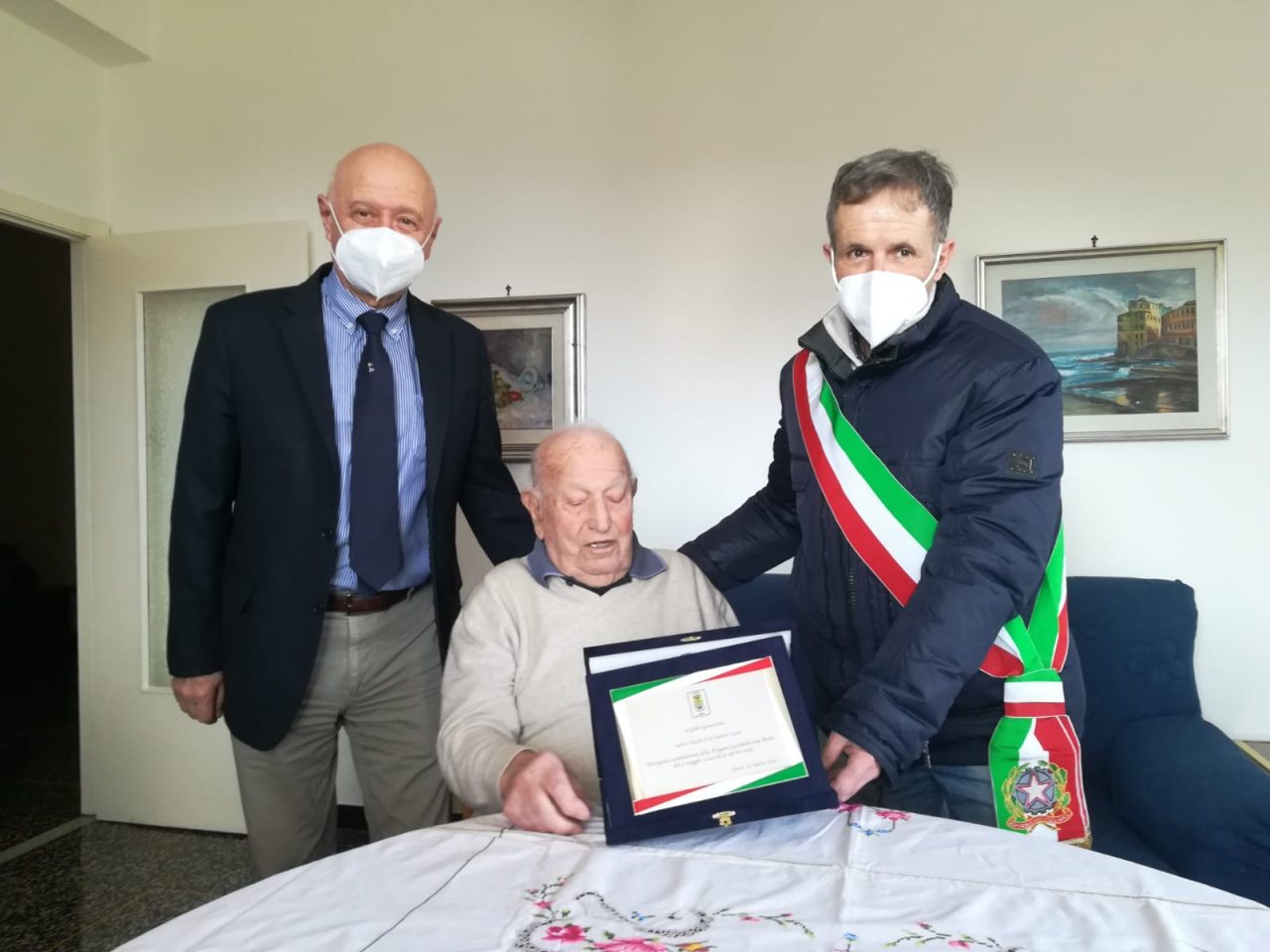 Consegnata targa all’ex partigiano Gildo Garaventa per i suoi 95 anni