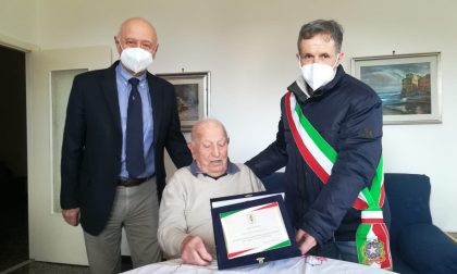 Consegnata targa all'ex partigiano Gildo Garaventa per i suoi 95 anni