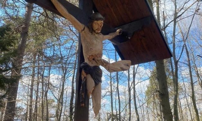 Vandalizzato crocifisso: staccate le gambe del Cristo e infilzate nel petto