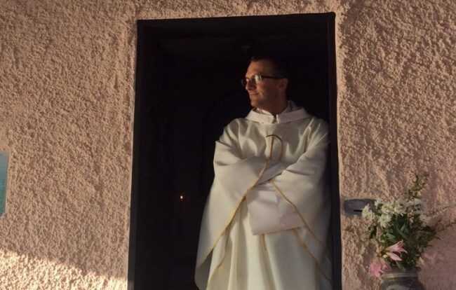 Bonassola difende in piazza don Giulio Mignani