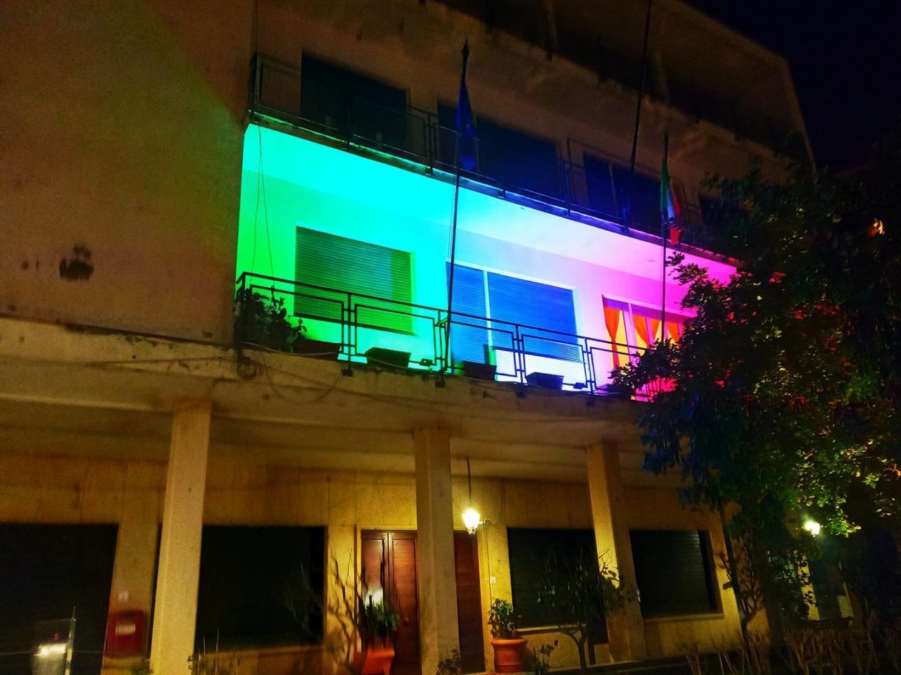 Ieri 160 anni dall’Unità d’Italia, municipio illuminato con il tricolore