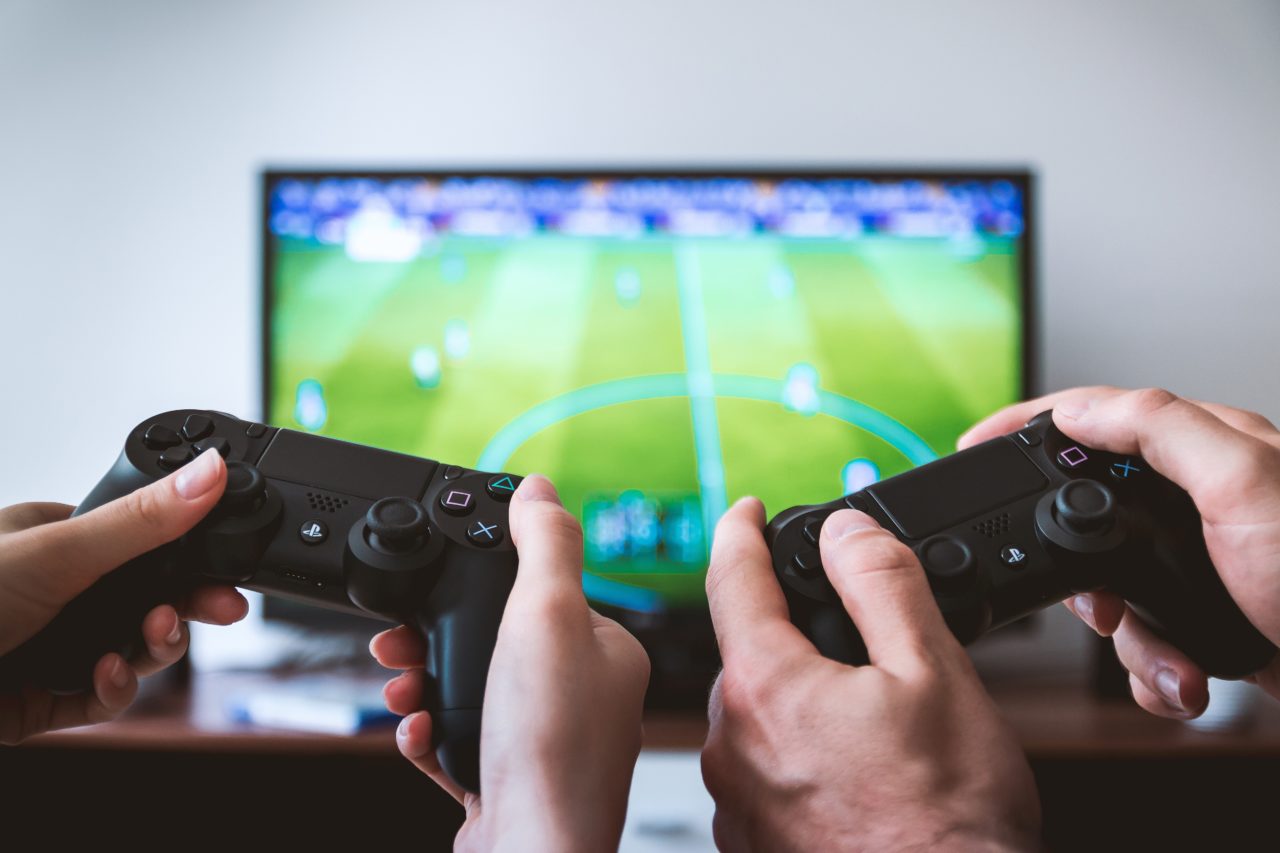Undici minorenni genovesi giocavano alla play station durante lezione in Dad, multati dopo denuncia dei vicini