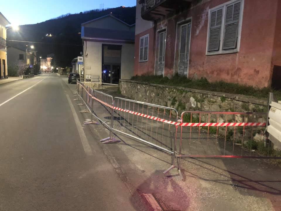 Cadono ardesie, messa in sicurezza la strada