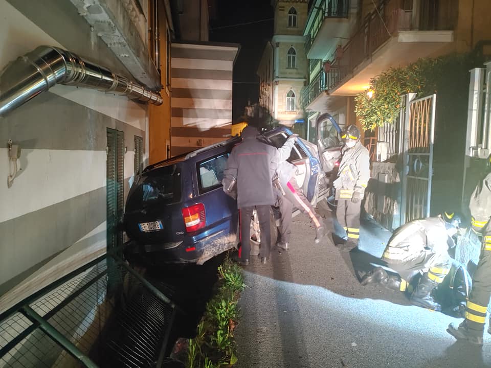 Urta muro, finisce fuori strada e danneggia tubo del gas