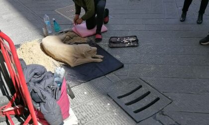 Cani di sabbia: artista di strada cacciato dalle forze dell'ordine