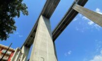 Sfiorata la tragedia a Rapallo: una piastra di alluminio si stacca dal viadotto autostradale e colpisce un'auto