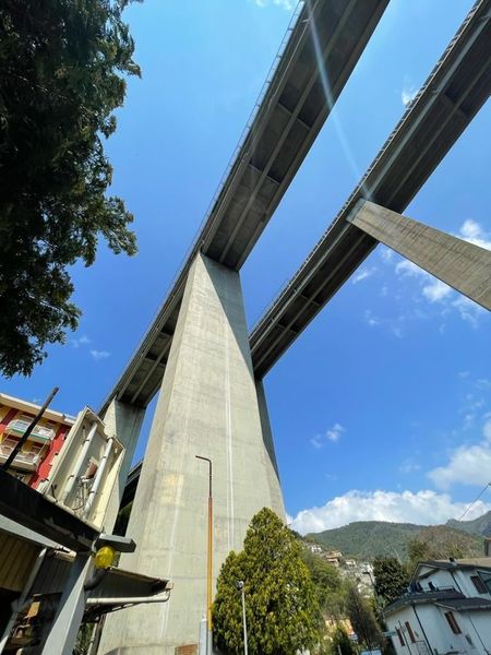 Sfiorata la tragedia a Rapallo: una piastra di alluminio si stacca dal viadotto autostradale e colpisce un’auto