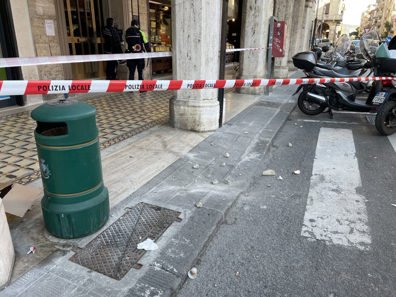 Crollano calcinacci dalla facciata di un condominio di corso Dante a Chiavari