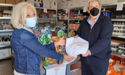 Fdl dona pettorine ai volontari del Buon Samaritano