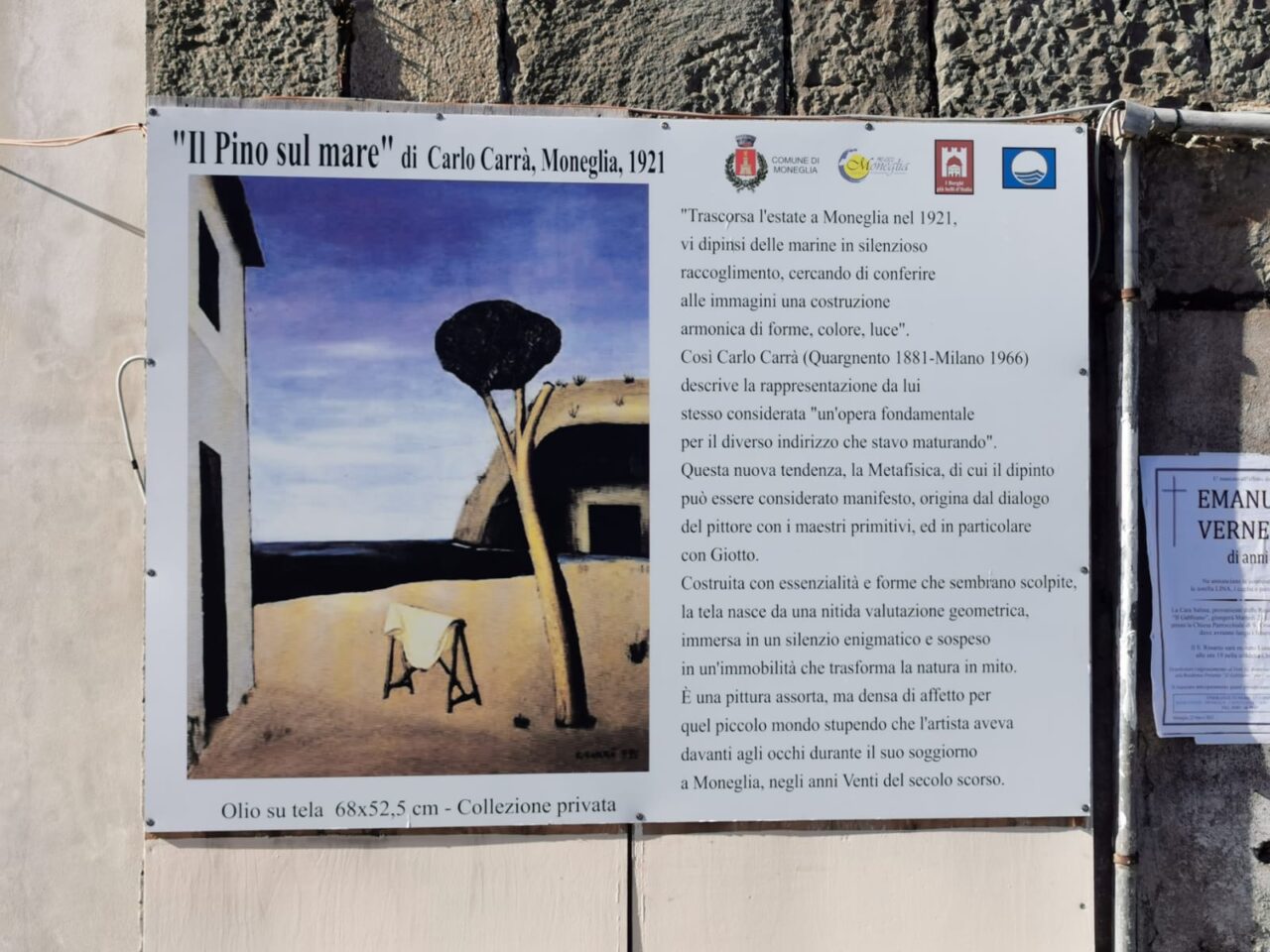 Un pannello che raffigura “Il pino sul mare” di Carlo Carrà
