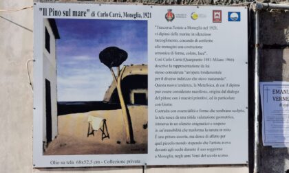Un pannello che raffigura “Il pino sul mare” di Carlo Carrà