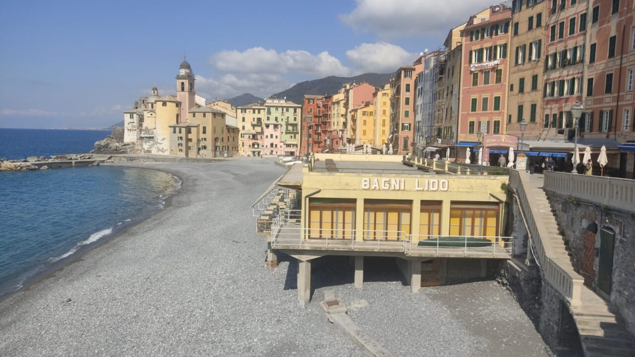 Cade e rimane incastrato tra gli scogli,  giovane soccorso a Camogli