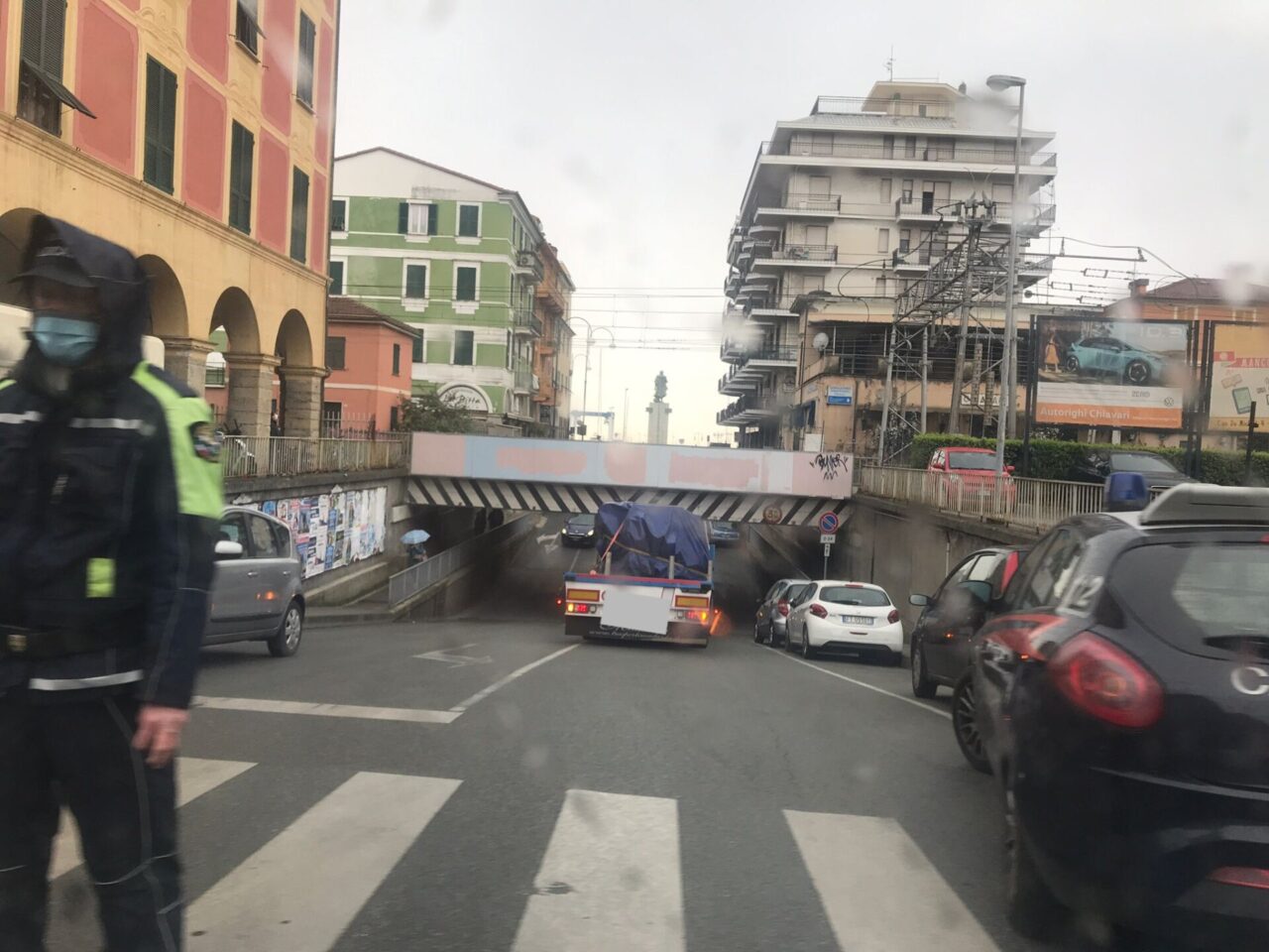 Camion incastrato nel sottopasso di corso Garibaldi