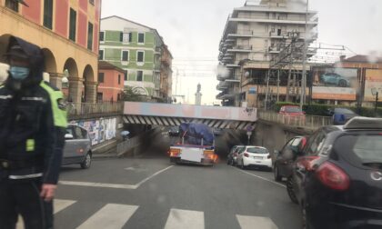 Camion incastrato nel sottopasso di corso Garibaldi