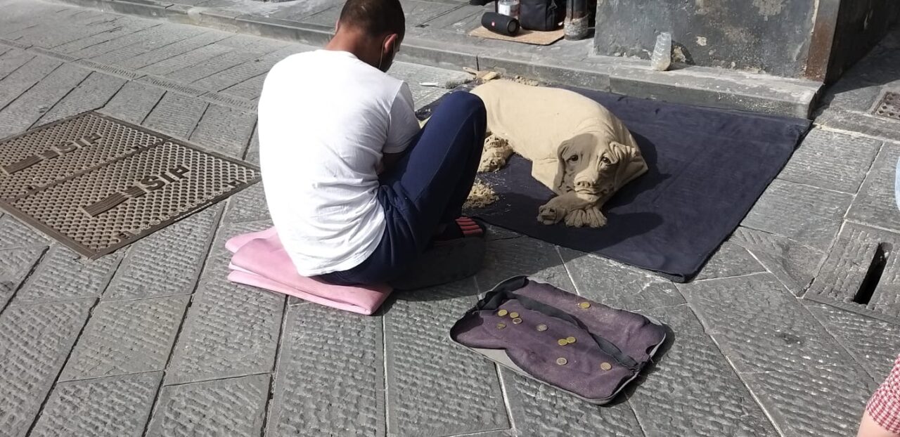 Torna all’opera l’artista del “cane di sabbia”