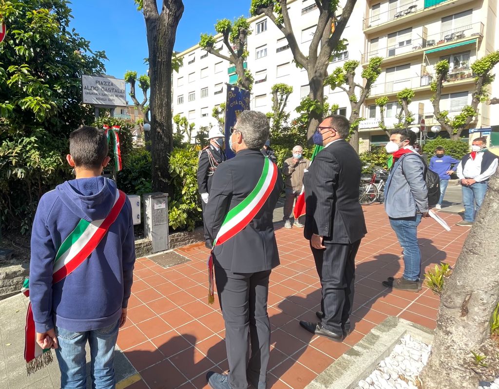 Una corona d’alloro in piazza Gastaldi