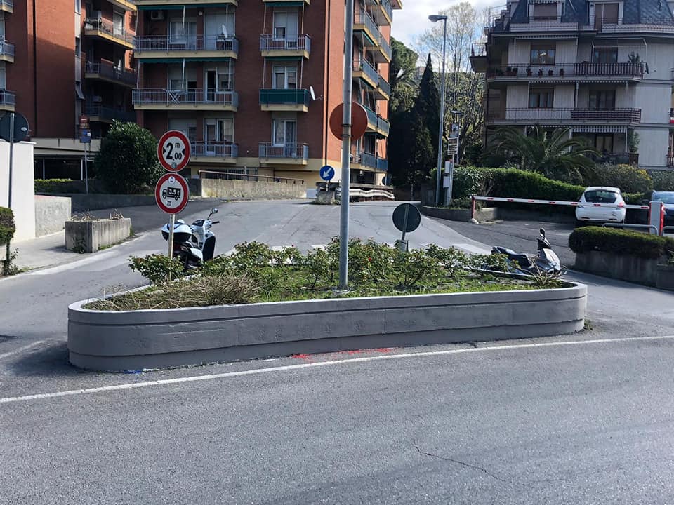 Chiavari è un pò meno blucerchiata, tolti i colori della Sampdoria da un’aiuola