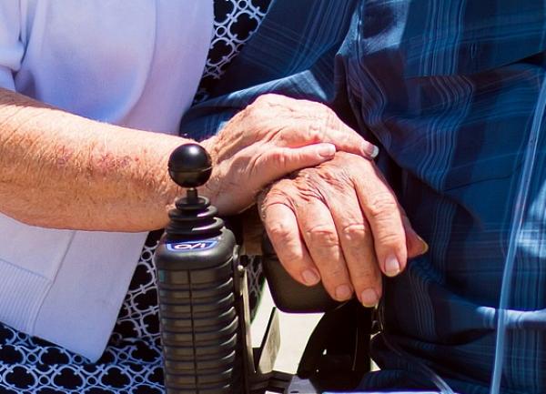 Coppia di coniugi muore a distanza di poche ore per il Covid