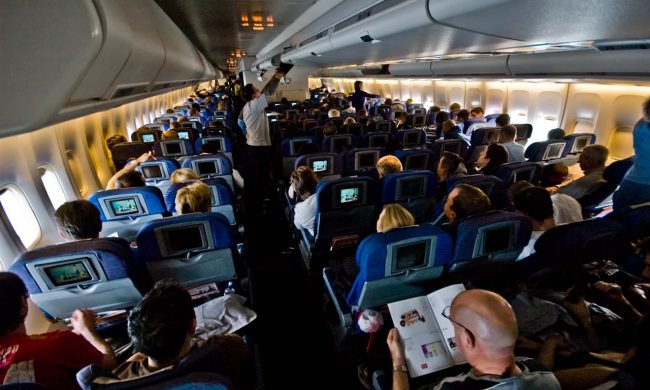 Viaggi in aereo: mascherina sempre addosso, per chi è vaccinato, niente test o quarantene