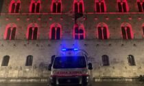 L'ex Tribunale illuminato per la Croce Rossa