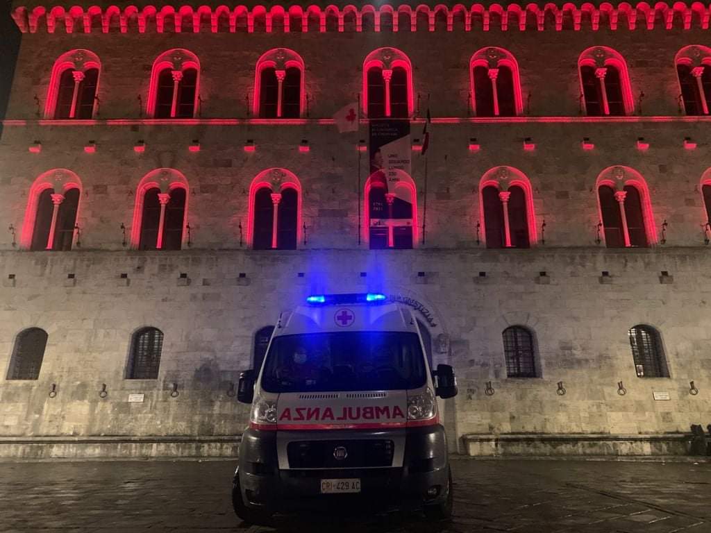 L’ex Tribunale illuminato per la Croce Rossa