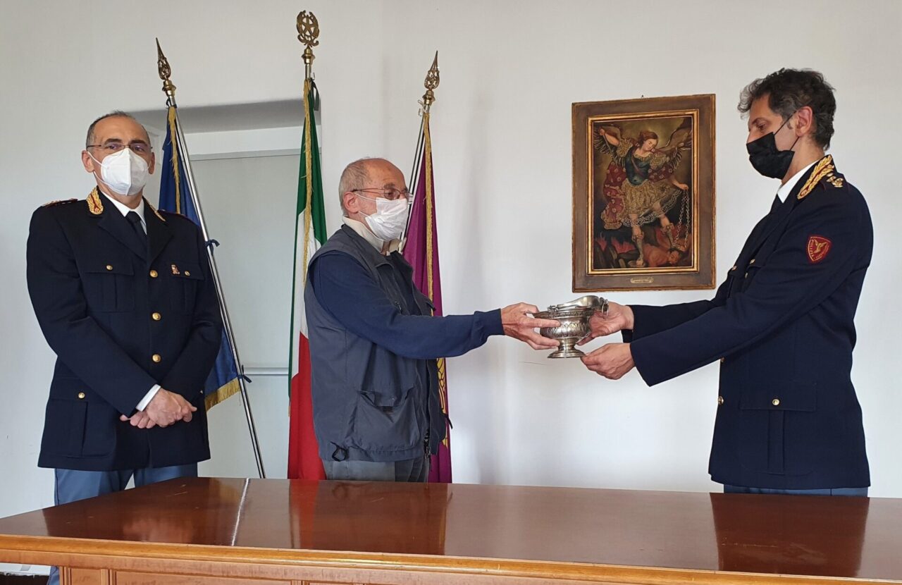 Riconsegnato alla chiesa della Maddalena l’aspersorio in argento dell’800