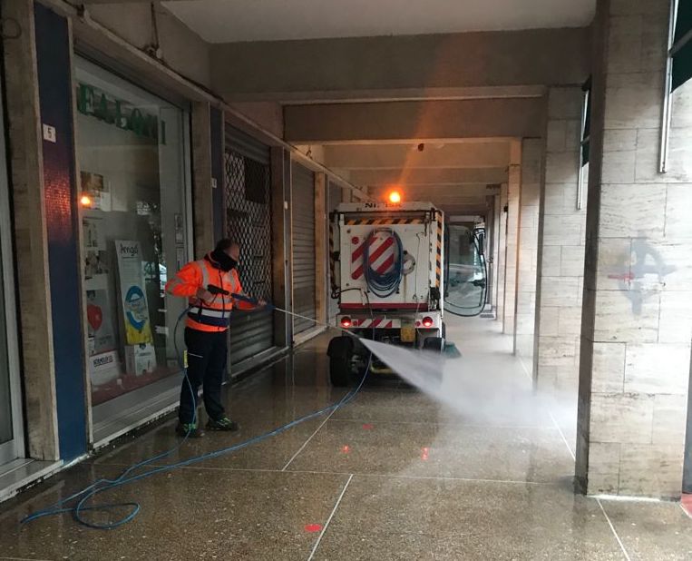 Recco, in corso il lavaggio intensivo di marciapiedi e porticati