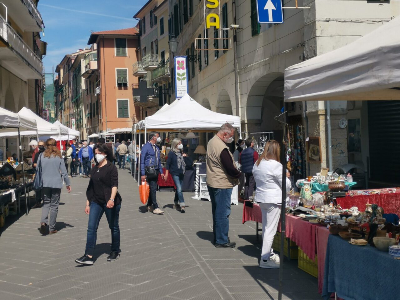 A Chiavari il Mercatino dell’Antiquariato