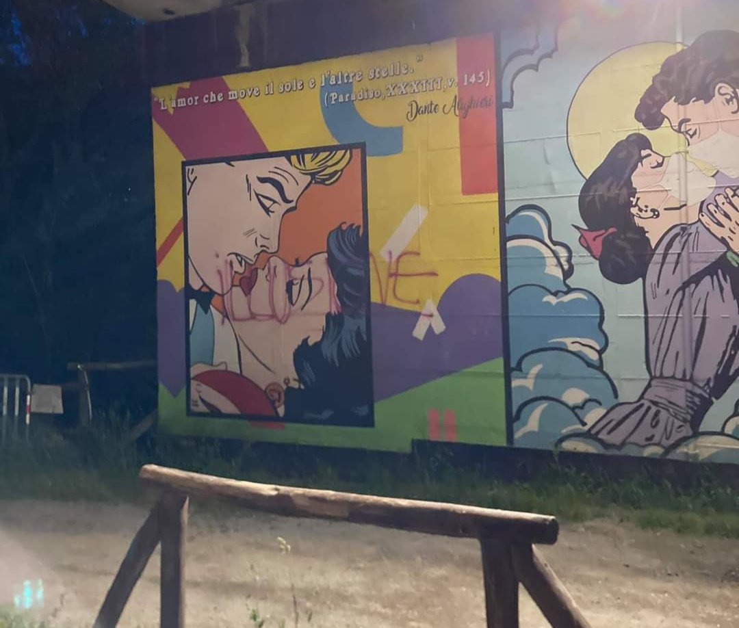 Imbrattato il murales dedicato al covid sul lungo Entella