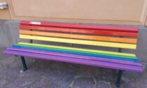 Inaugurata la panchina arcobaleno a Lavagna